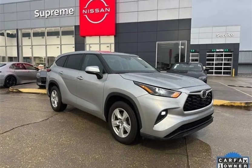 2023 Toyota Highlander LE photo 1