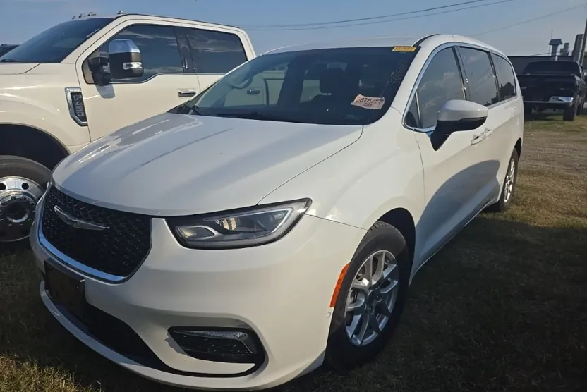 2023 Chrysler Pacifica Touring L photo 1