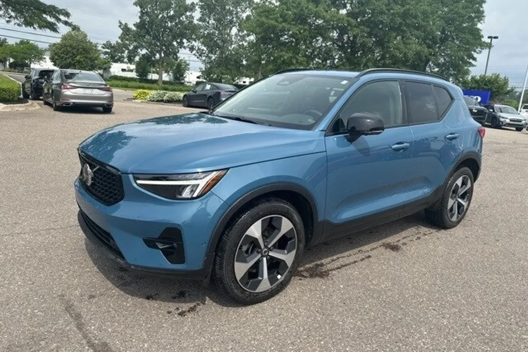 2023 Volvo XC40 Plus photo 1