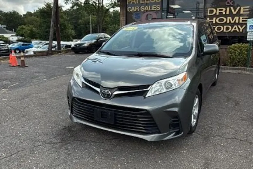 2018 Toyota Sienna LE photo 1