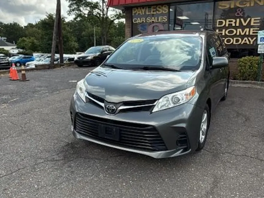2018 Toyota Sienna LE photo 1