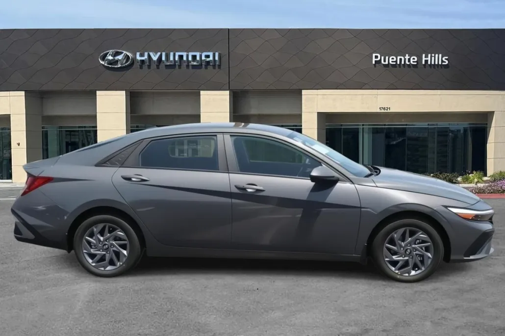 2025 Hyundai Elantra SEL Sport photo 1