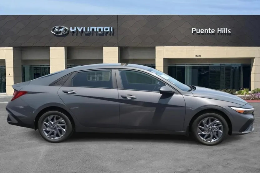 2025 Hyundai Elantra SEL Sport photo 1