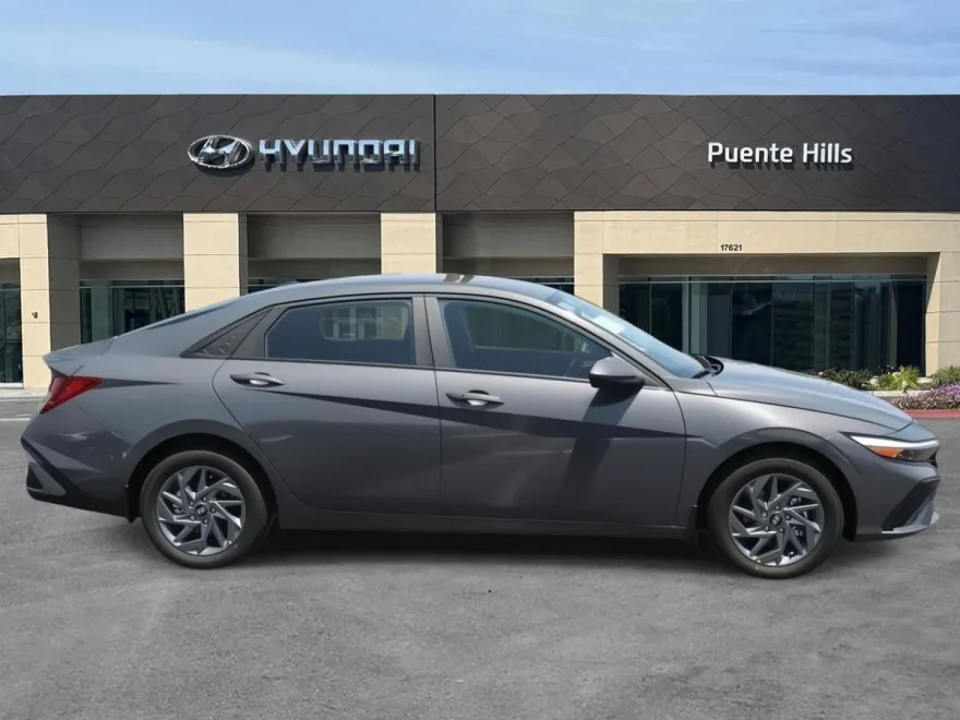 2025 Hyundai Elantra SEL Sport photo 1