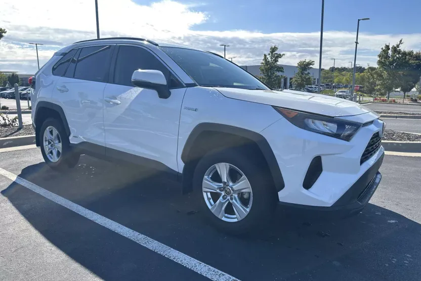 2021 Toyota RAV4 Hybrid LE photo 1