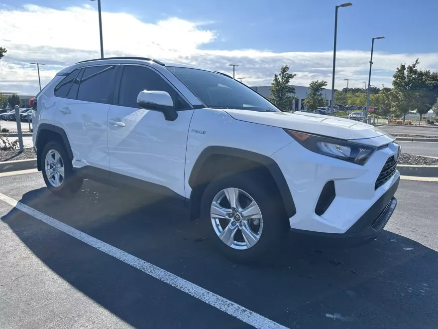2021 Toyota RAV4 Hybrid LE photo 1