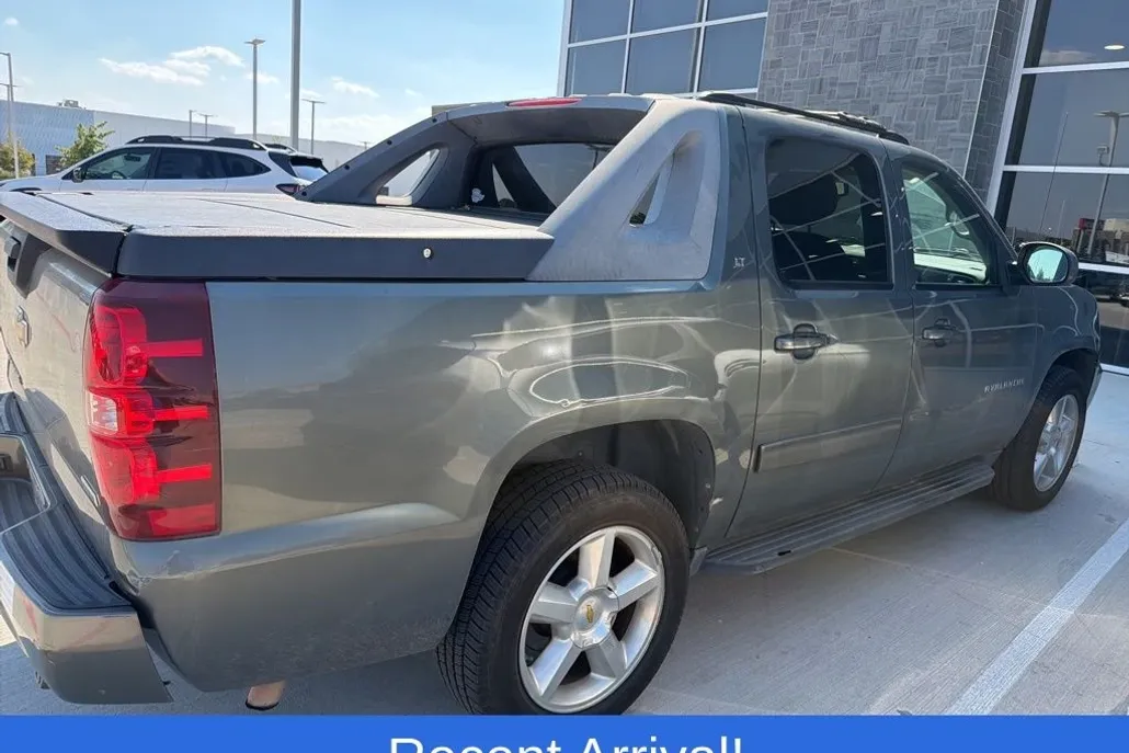 2011 Chevrolet Avalanche LT photo 1