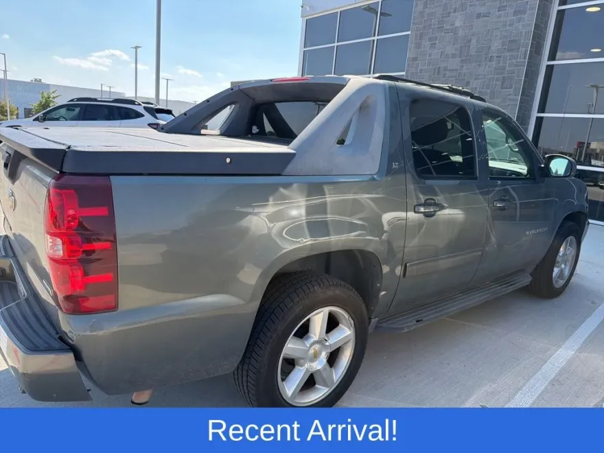 2011 Chevrolet Avalanche LT photo 1
