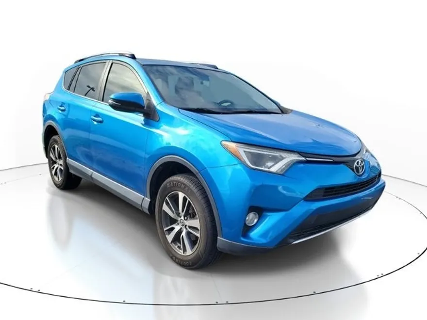 2016 Toyota RAV4 XLE photo 1