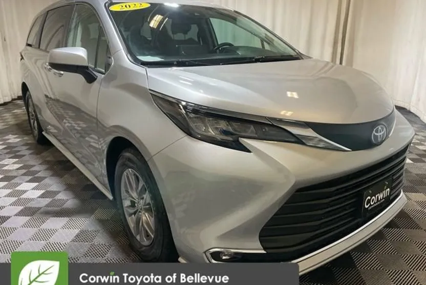 2022 Toyota Sienna XLE photo 1