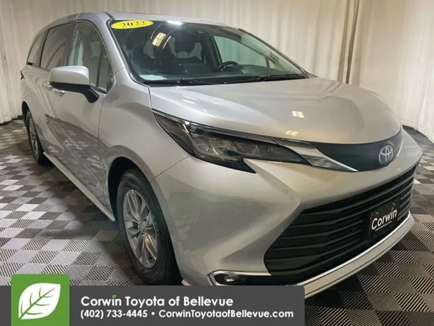 2022 Toyota Sienna XLE photo 1