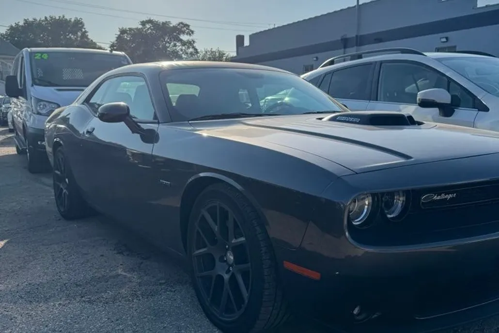 2016 Dodge Challenger SXT Plus photo 1