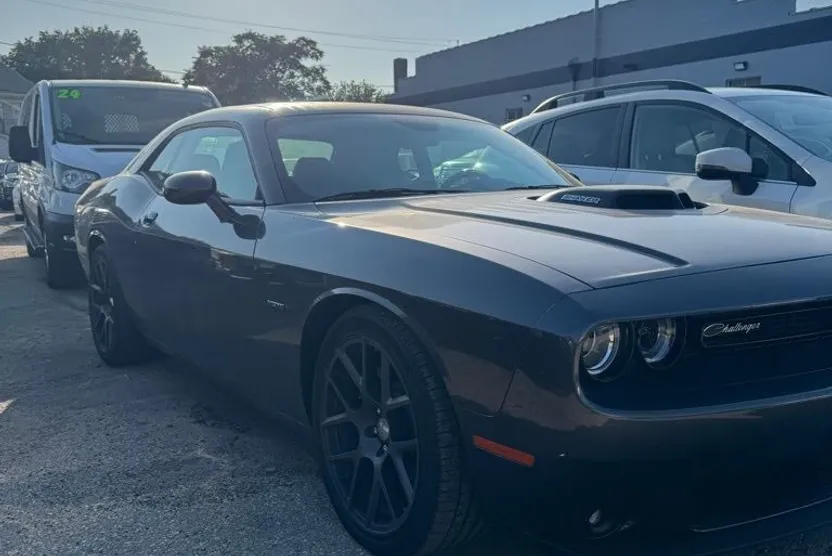 2016 Dodge Challenger SXT Plus photo 1