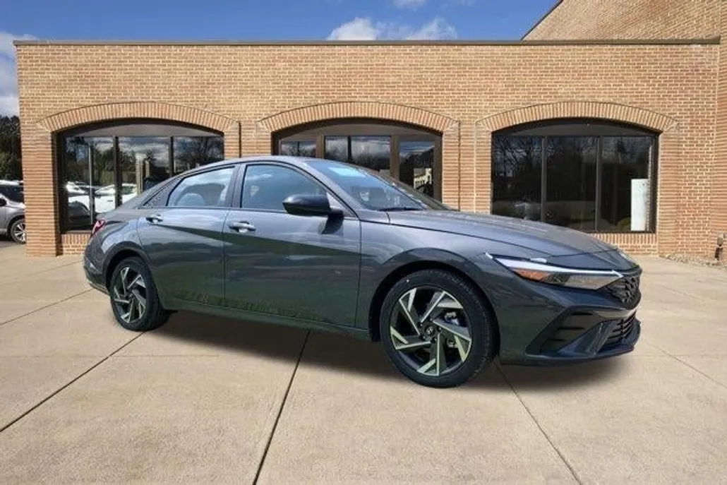 2025 Hyundai Elantra SEL Sport photo 1