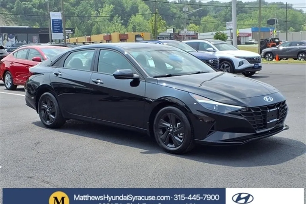 2022 Hyundai Elantra SEL Convenience photo 1