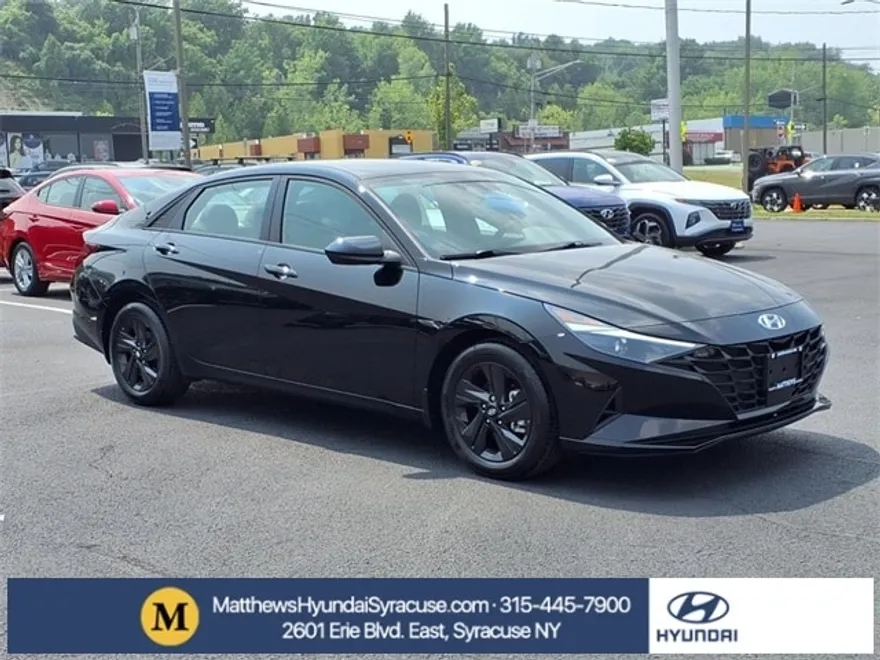 2022 Hyundai Elantra SEL Convenience photo 1