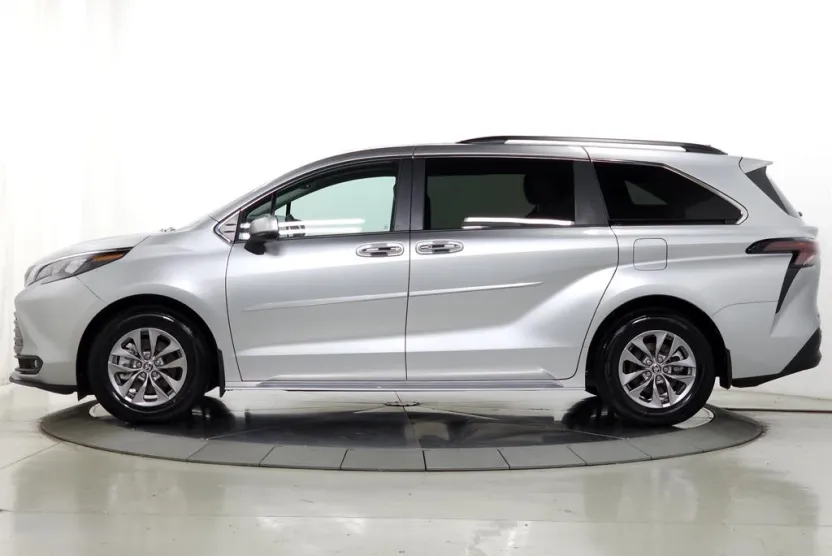 2025 Toyota Sienna XLE photo 1