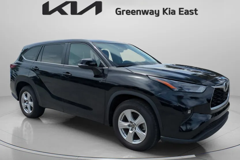 2024 Toyota Highlander LE photo 1