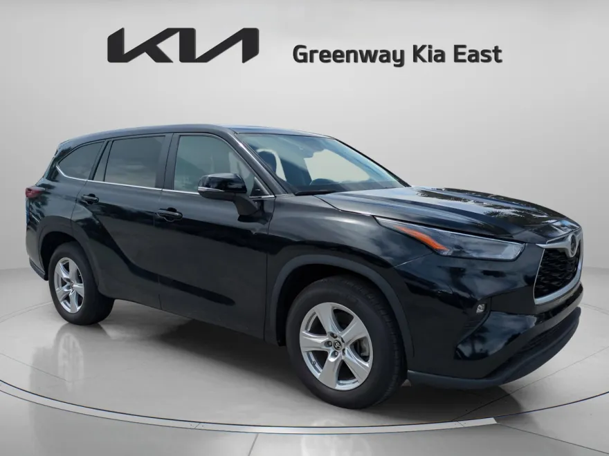 2024 Toyota Highlander LE photo 1