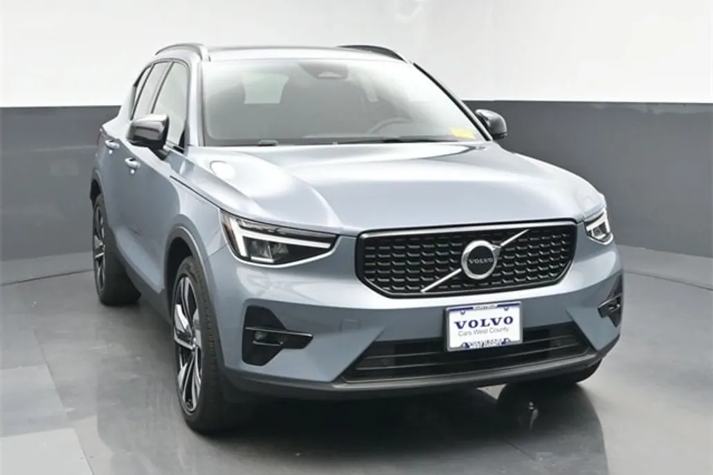2023 Volvo XC40 Plus photo 1