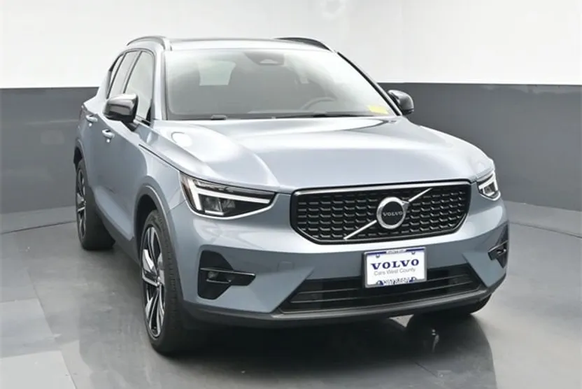2023 Volvo XC40 Plus photo 1