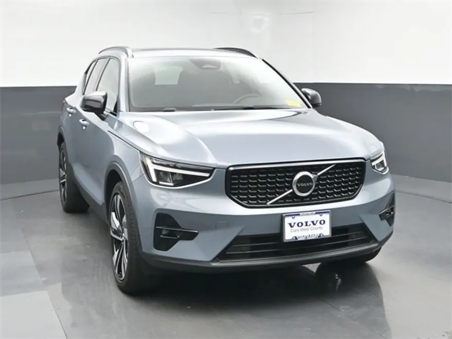 2023 Volvo XC40 Plus photo 1