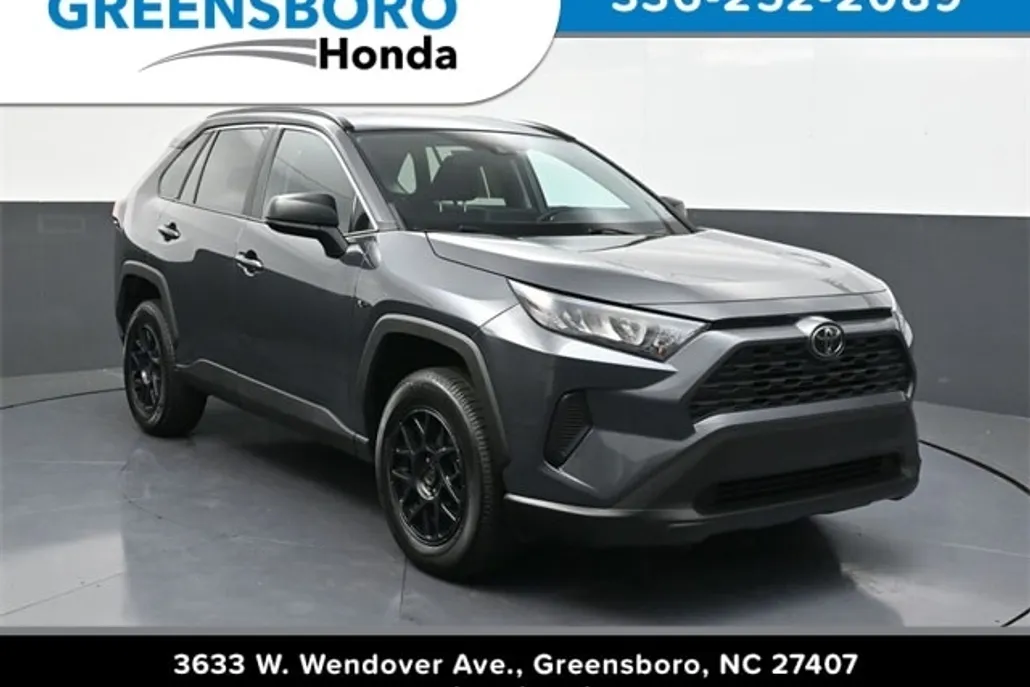 2020 Toyota RAV4 LE photo 1