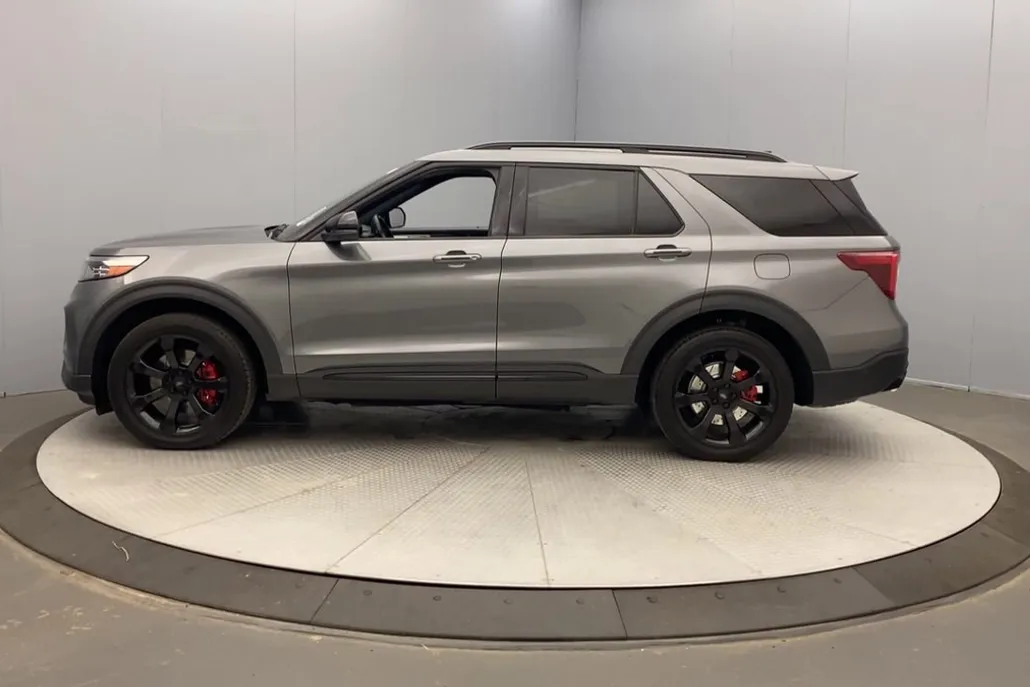 2022 Ford Explorer ST photo 1
