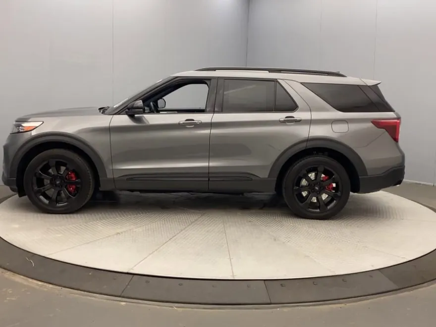 2022 Ford Explorer ST photo 1