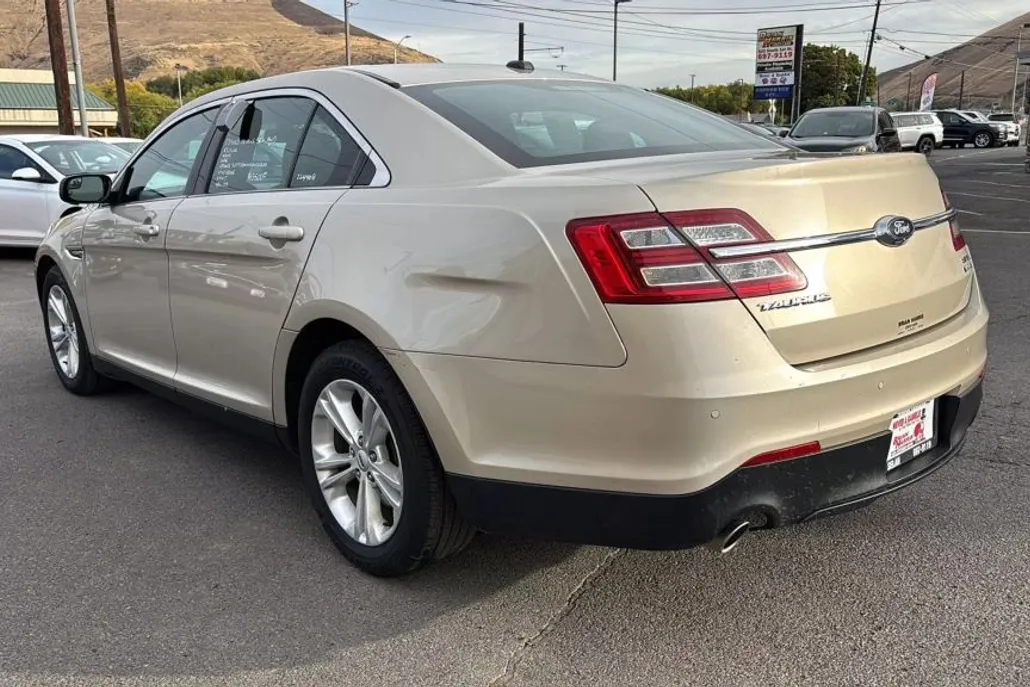2017 Ford Taurus SEL photo 1