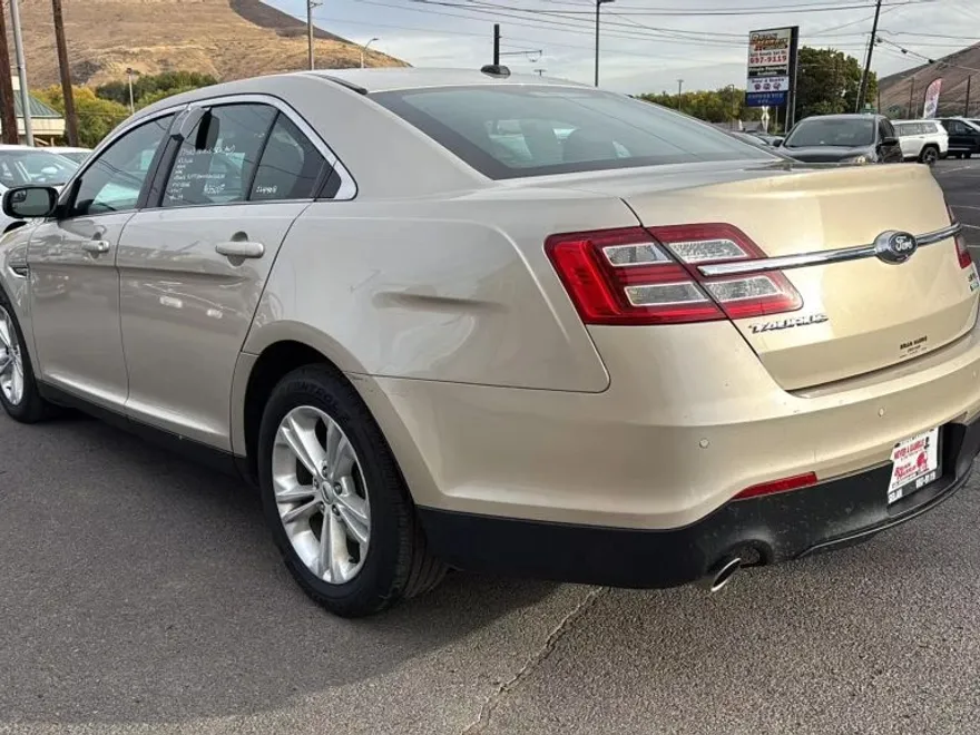 2017 Ford Taurus SEL photo 1