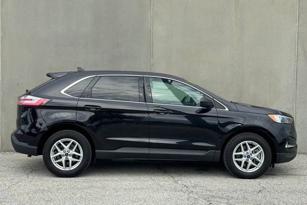 2022 Ford Edge SEL photo 1