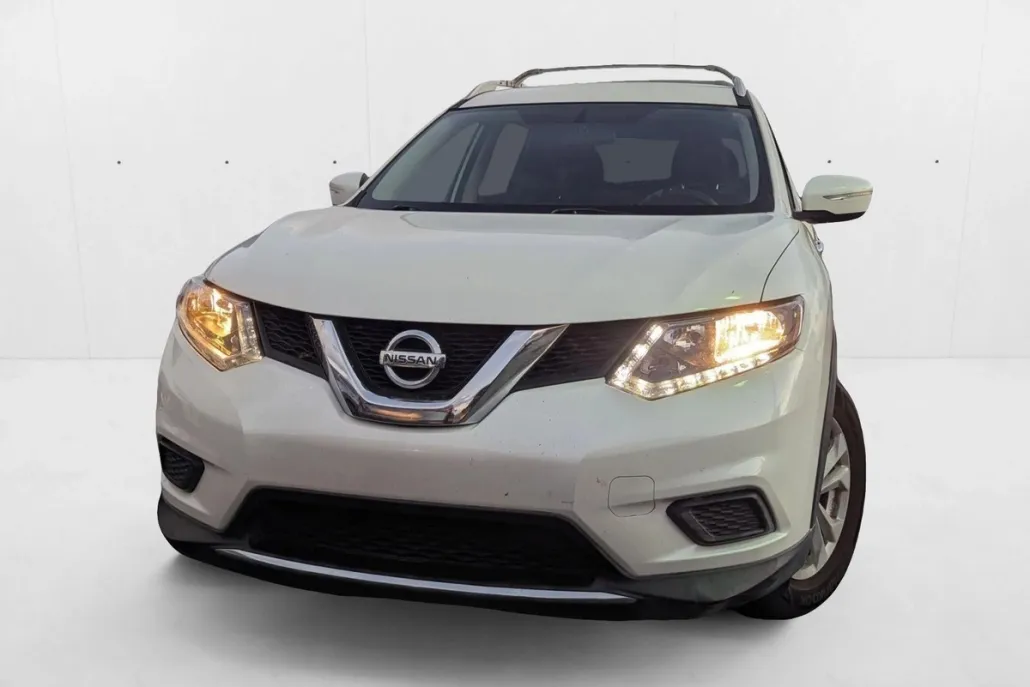 2015 Nissan Rogue SV photo 1