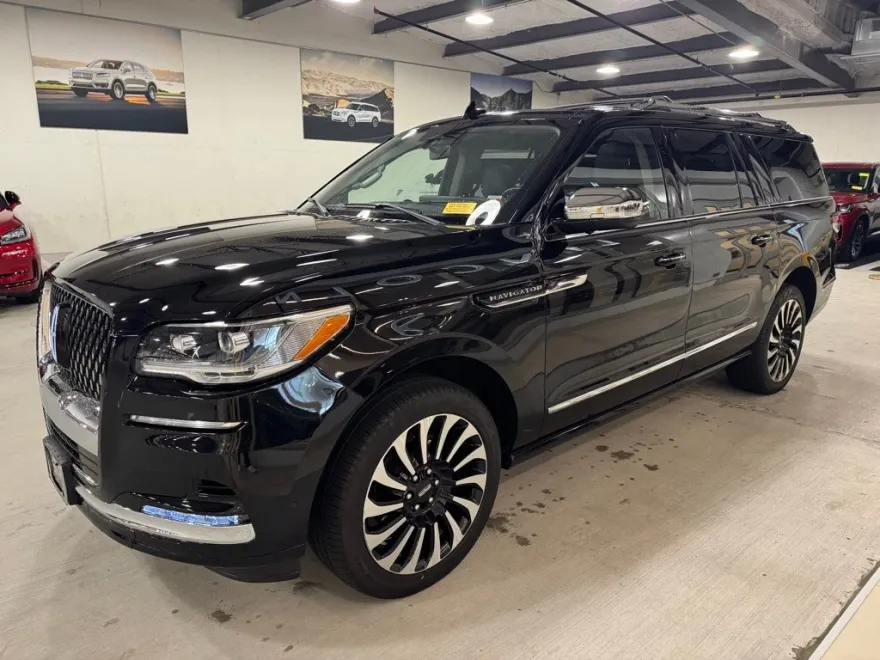 2023 Lincoln Navigator Black Label photo 1