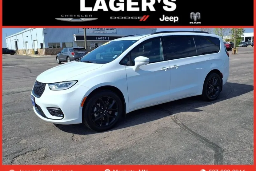 2022 Chrysler Pacifica Touring L photo 1