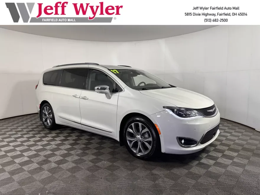 2017 Chrysler Pacifica Limited photo 1