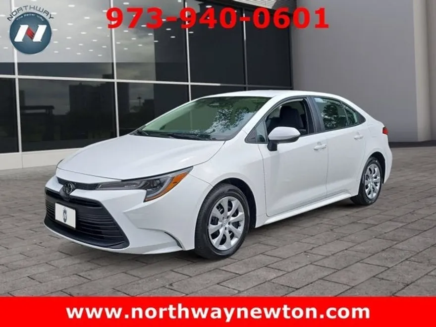 2023 Toyota Corolla LE photo 1