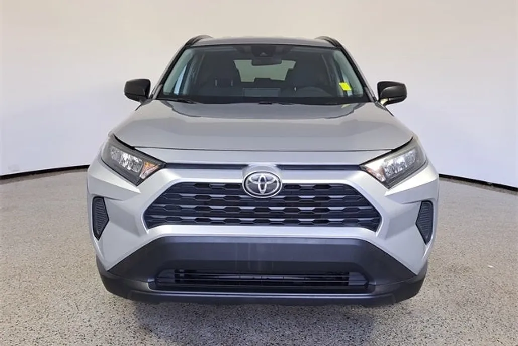 2021 Toyota RAV4 LE photo 1