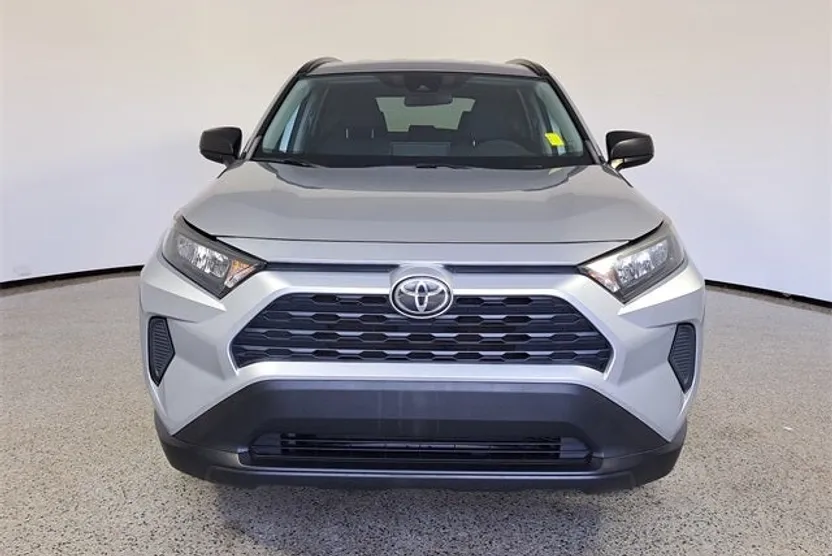 2021 Toyota RAV4 LE photo 1