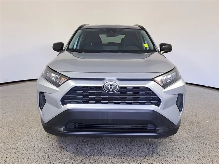 2021 Toyota RAV4 LE photo 1