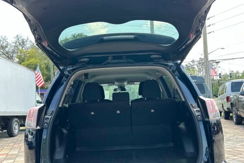 2017 Toyota RAV4 LE photo 1