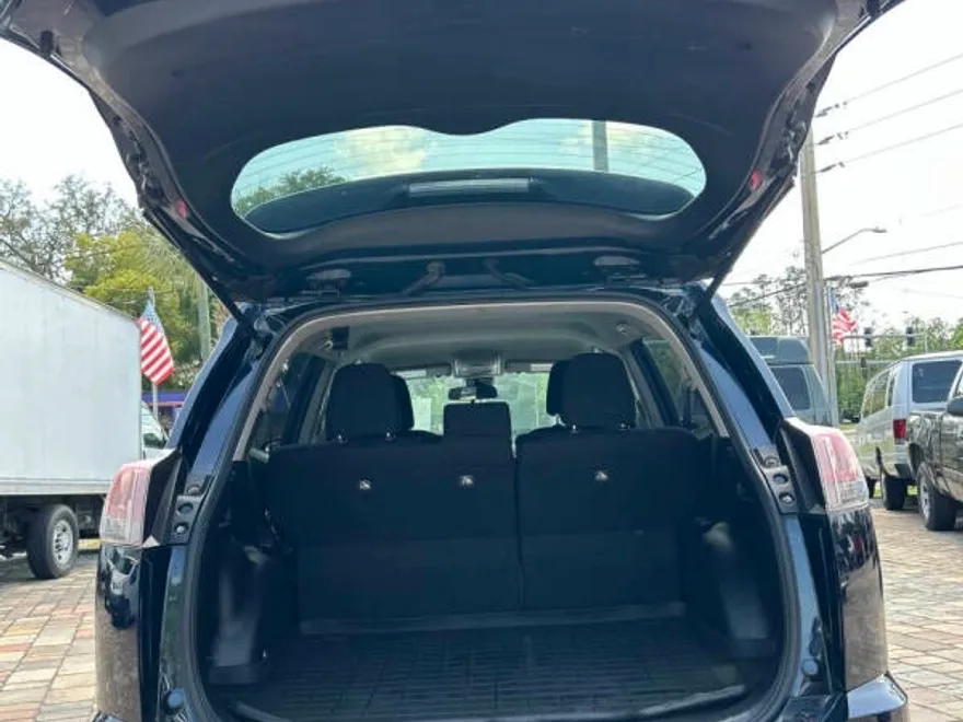 2017 Toyota RAV4 LE photo 1