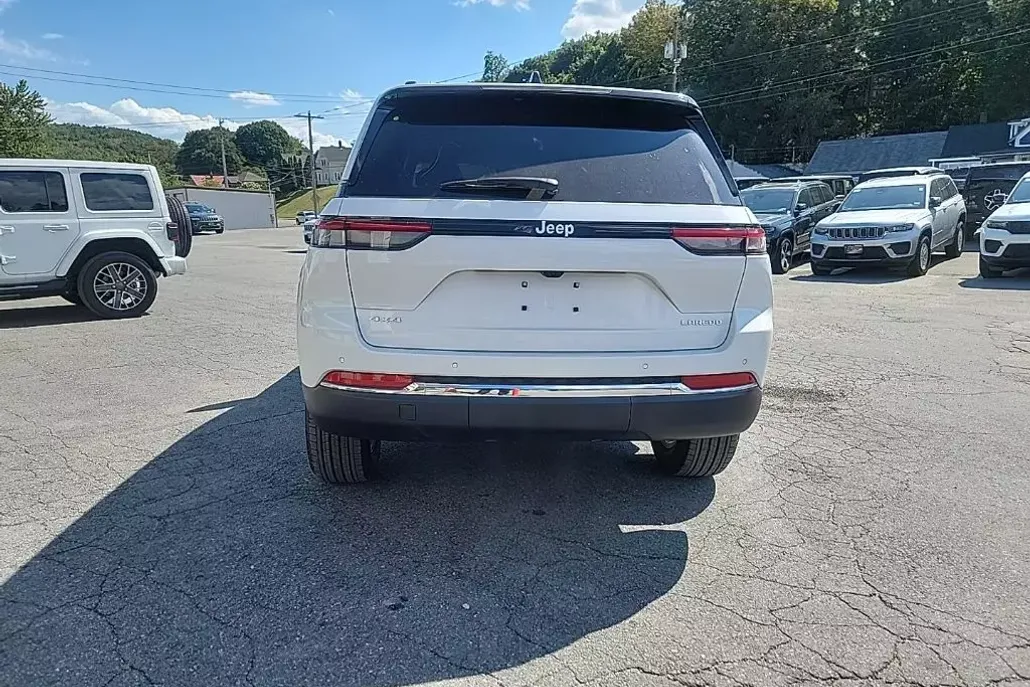 2025 Jeep Grand Cherokee Laredo Altitude photo 1