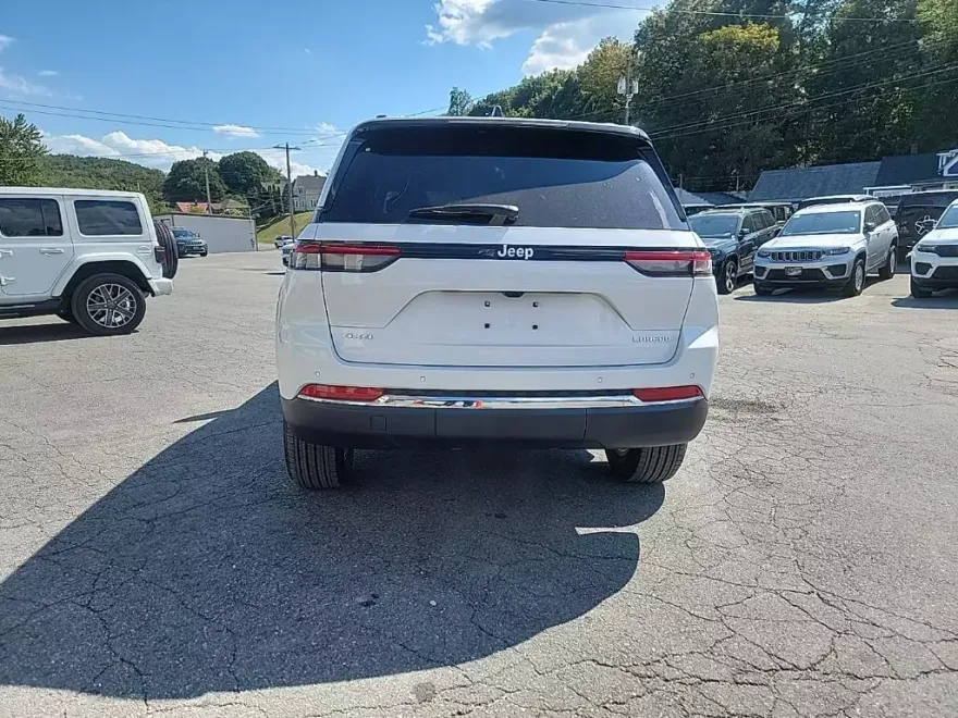 2025 Jeep Grand Cherokee Laredo Altitude photo 1