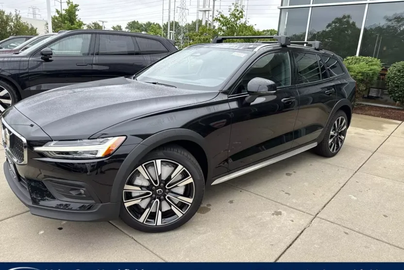 2026 Volvo V60 Cross Country B5 photo 1