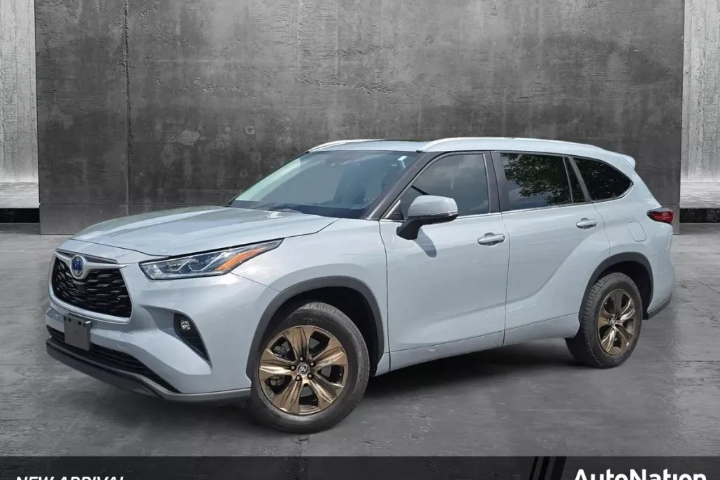 2023 Toyota Highlander Hybrid XLE Bronze Edition photo 1