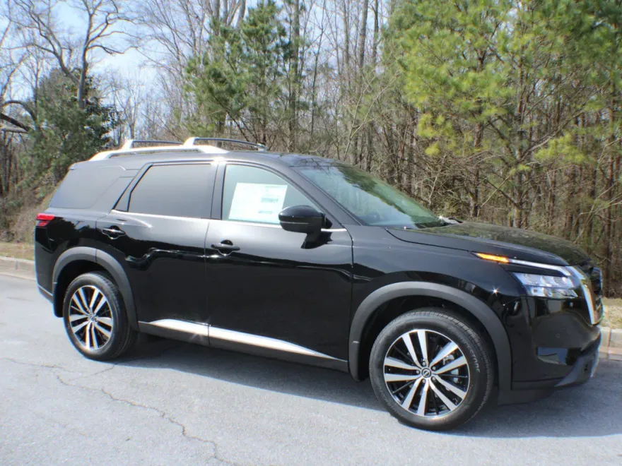2025 Nissan Pathfinder Platinum photo 1