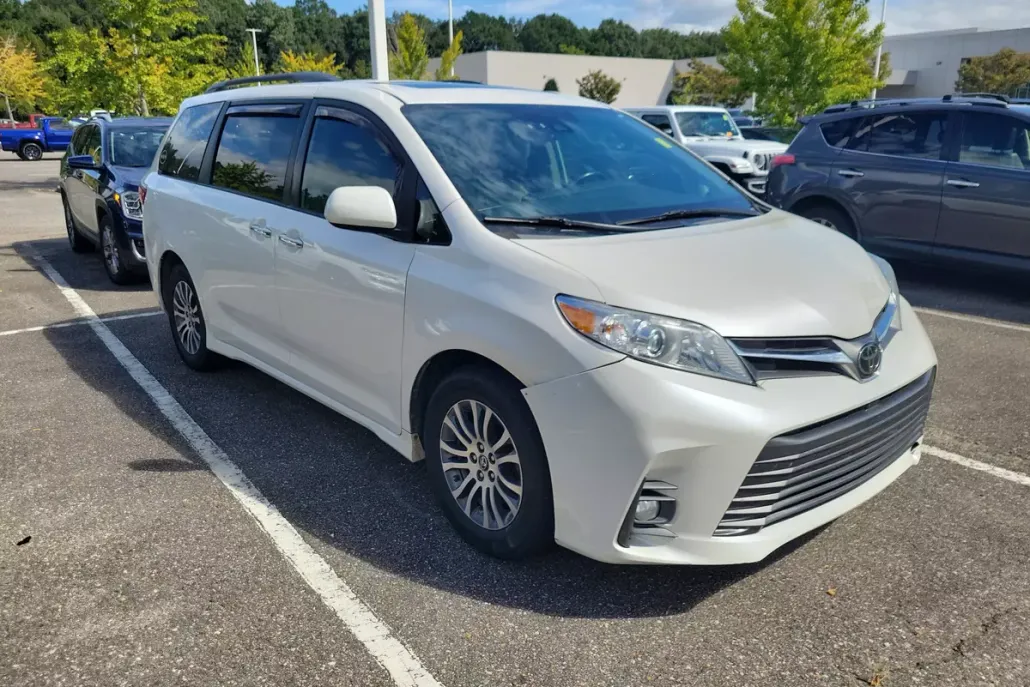 2020 Toyota Sienna XLE photo 1