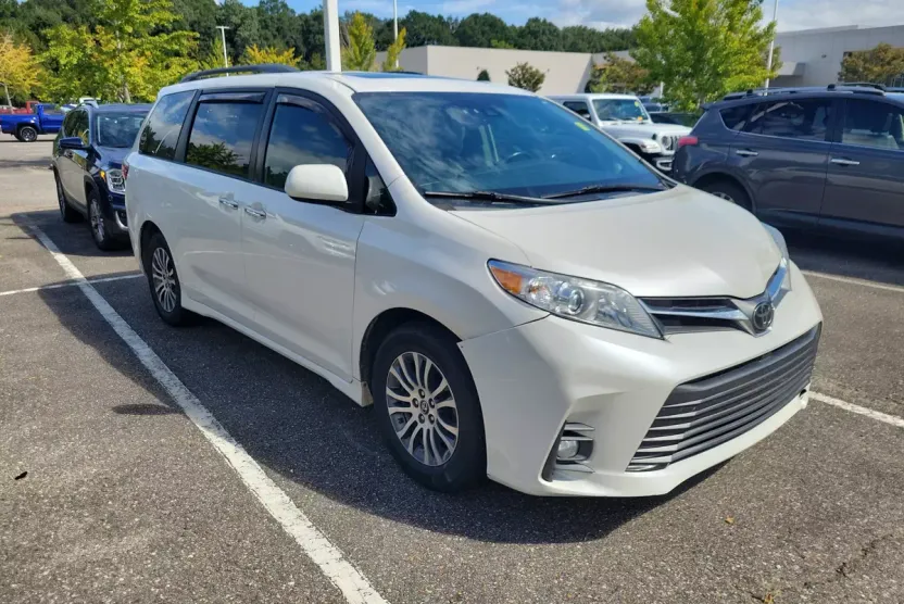 2020 Toyota Sienna XLE photo 1