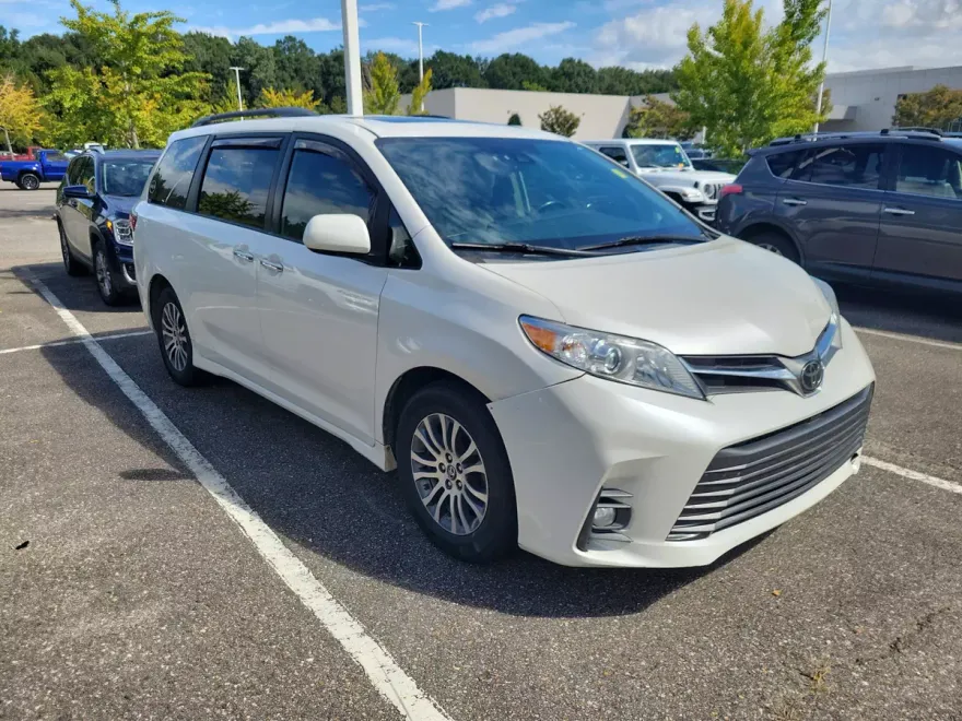 2020 Toyota Sienna XLE photo 1